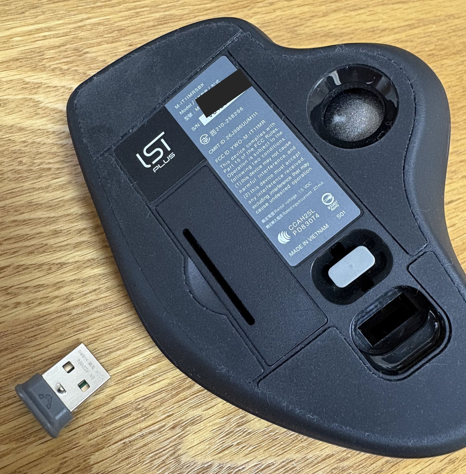 IST PLUSの底面にある受信機収納部と、取り出したUSB受信機